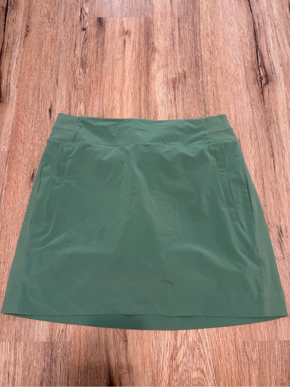Women’s Athleta Green Athletic Mini Skort w/ multiple pockets & shorts built-in